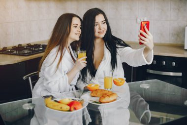 beyaz bir sabahlık kızlar