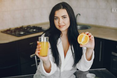 beyaz bir sabahlık kız