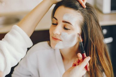 Kız yüzünde bir maske takıyor.