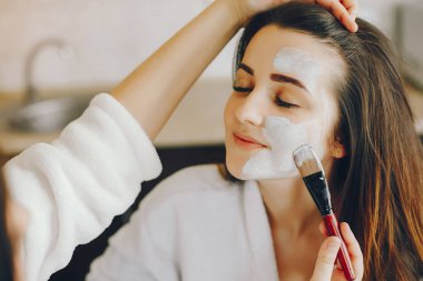 Kız yüzünde bir maske takıyor.