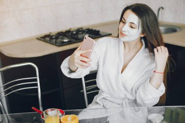 beyaz bir sabahlık kız