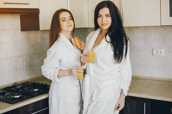 Two girls with juice — Stock Photo, Image