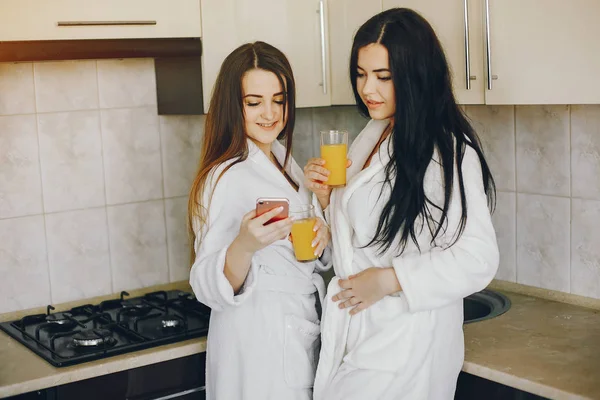 Two girls with juice — Stock Photo, Image