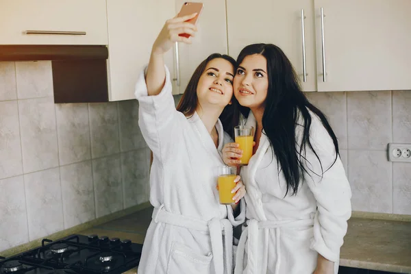 Две девушки с соком — стоковое фото