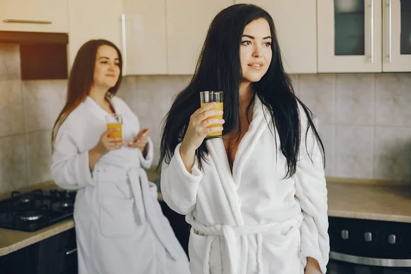 Two girls with juice — Stock Photo, Image