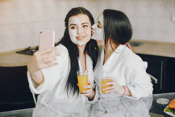 Duas meninas com suco — Fotografia de Stock