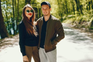 bir orman içinde birleştirmek