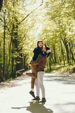 bir orman içinde birleştirmek