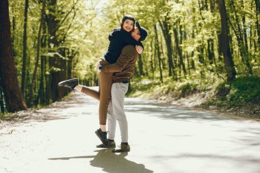 bir orman içinde birleştirmek