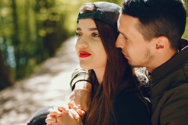 bir orman içinde birleştirmek