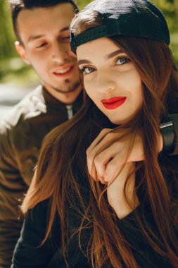 bir orman içinde birleştirmek