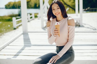 Sahilde güneşli kız