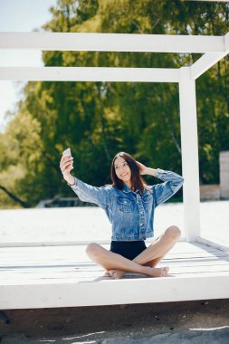 Sahilde güneşli kız