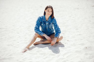 Sahilde güneşli kız