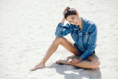 Sahilde güneşli kız