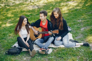 Bir gitar ile Arkadaşlar