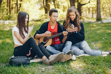 Bir gitar ile Arkadaşlar