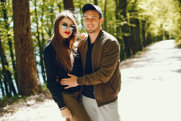 Couple dans une forêt — Photo