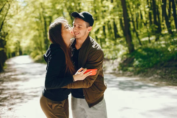 Par i en skog — Stockfoto