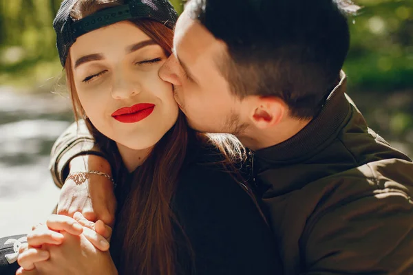 Couple dans une forêt — Photo