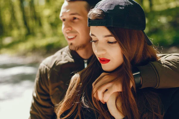 Pareja en un bosque —  Fotos de Stock