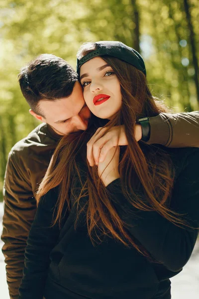 Pareja en un bosque — Foto de Stock