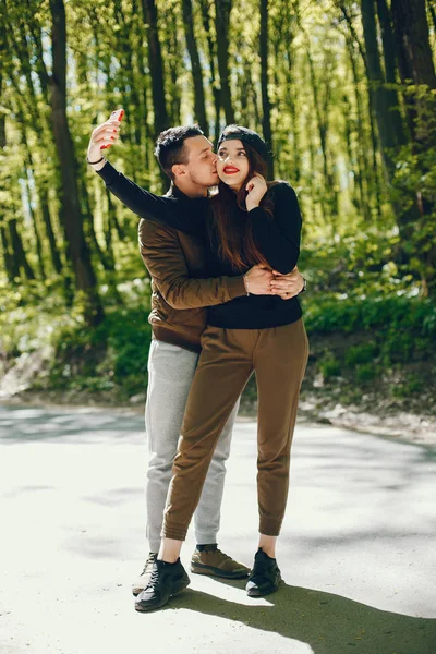 Casal em uma floresta — Fotografia de Stock