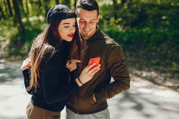 Couple dans une forêt — Photo