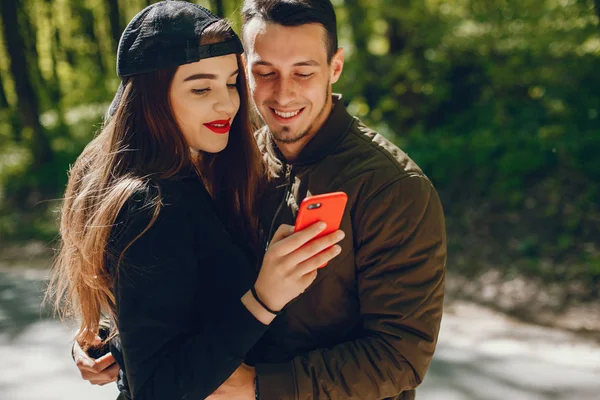 Pareja en un bosque —  Fotos de Stock