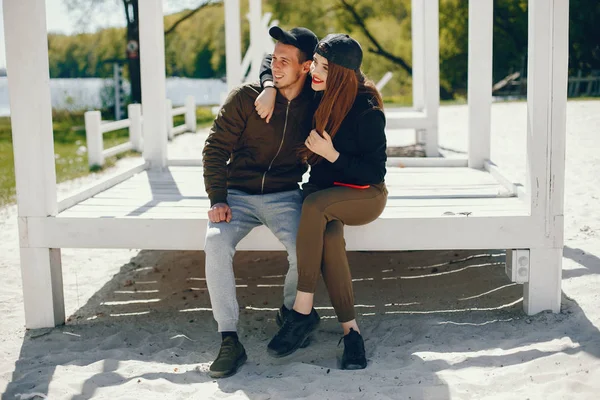 Casal em uma praia — Fotografia de Stock