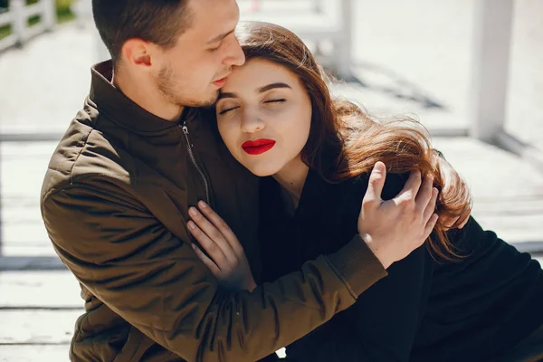 Casal em uma praia — Fotografia de Stock