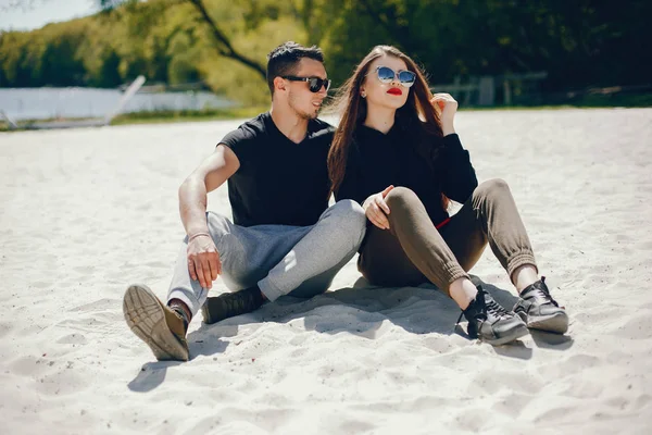 Paar an einem Strand — Stockfoto