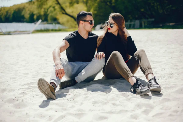 Paar an einem Strand — Stockfoto