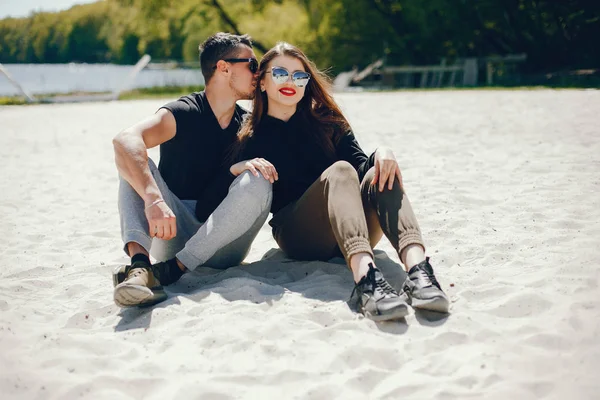 Couple dans une plage — Photo