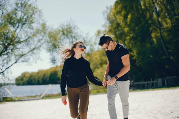 Couple in a beach — Stock Photo, Image