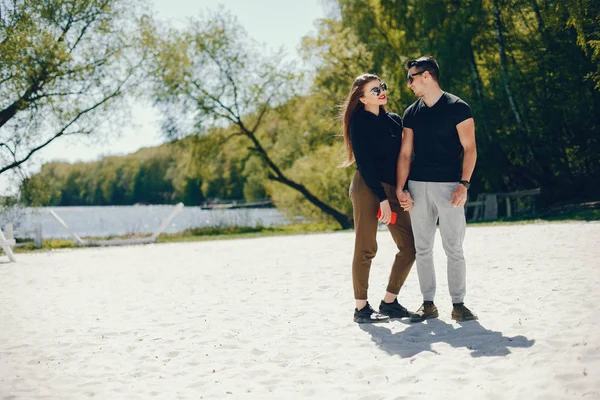 Coppia in spiaggia — Foto Stock