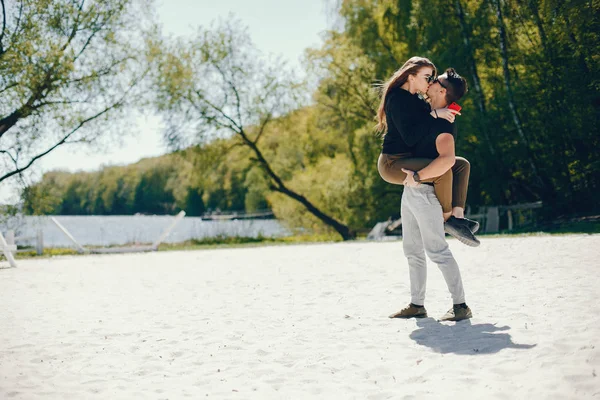 Casal em uma praia — Fotografia de Stock