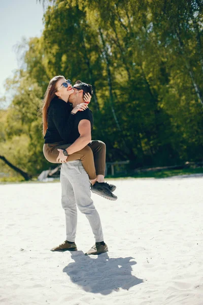 Casal em uma praia — Fotografia de Stock