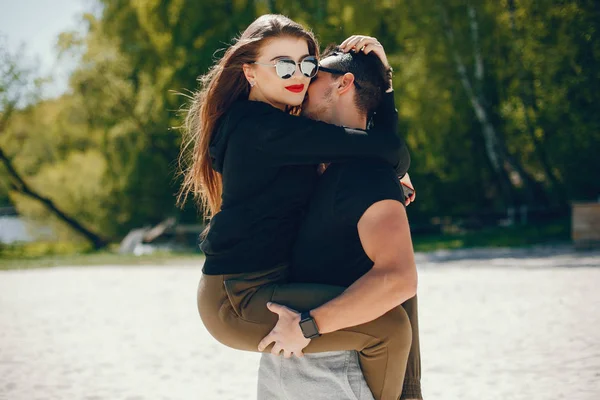 Koppel in een strand — Stockfoto