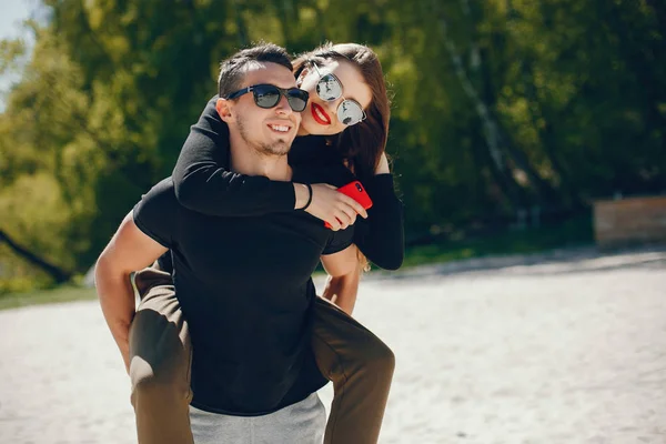 Pareja en una playa —  Fotos de Stock