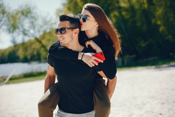 Pareja en una playa —  Fotos de Stock