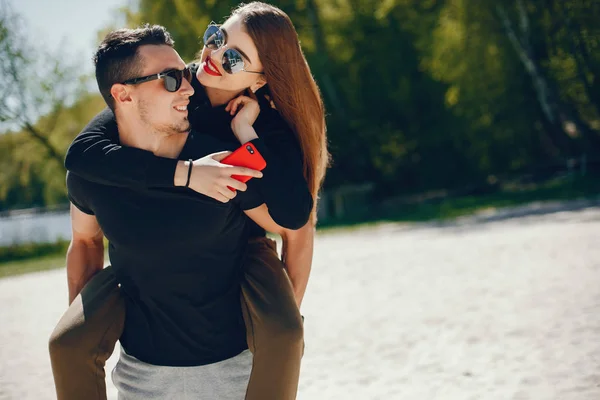 Koppel in een strand — Stockfoto