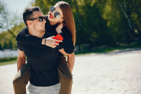 Pareja en una playa — Foto de Stock