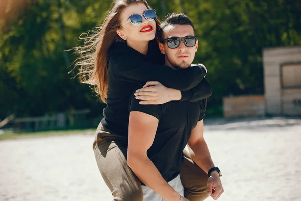 Koppel in een strand — Stockfoto