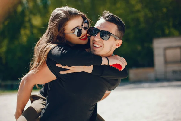 Koppel in een strand — Stockfoto