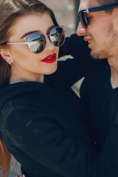 Casal em uma praia — Fotografia de Stock