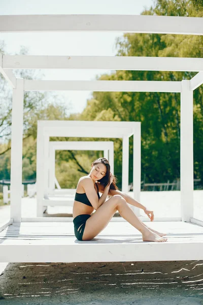 Sonniges Mädchen an einem Strand — Stockfoto