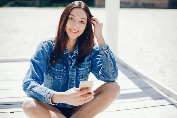 Fille ensoleillée sur une plage — Photo