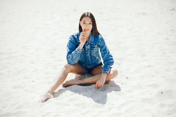 Chica soleada en una playa — Foto de Stock