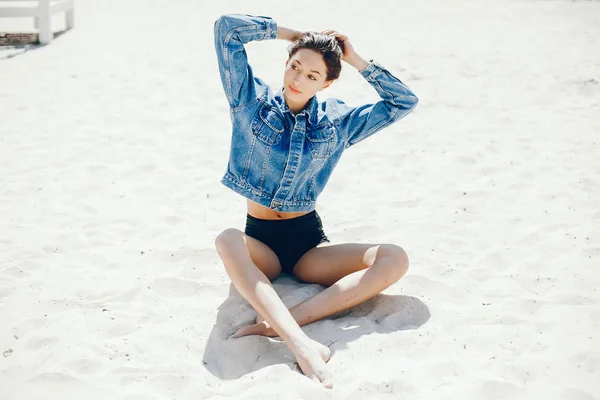 Menina ensolarada em uma praia — Fotografia de Stock